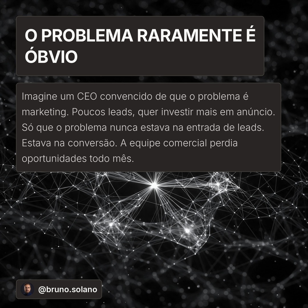 Ilustração em wireframe Plexus com um nó central em destaque, representando como o problema real raramente é o mais visível, com o texto "O problema raramente é óbvio"